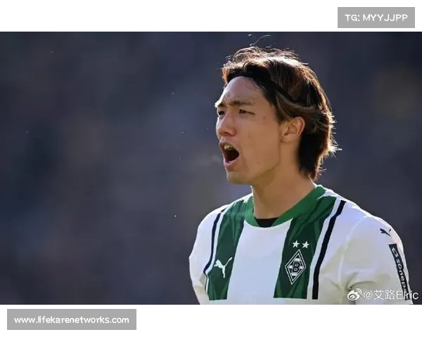 板仓滉加盟阿贾克斯成队史首位日本球员 4号球衣启程新篇章 板仓滉加盟阿贾克斯成队史首位日本球员 4号球衣启程新篇章