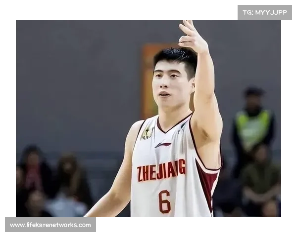 男篮中锋余嘉豪努力防守 面对高命中率对手展现坚韧拼搏精神 男篮中锋余嘉豪努力防守 面对高命中率对手展现坚韧拼搏精神